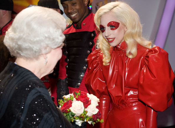 ladygagameetsqueen-141209