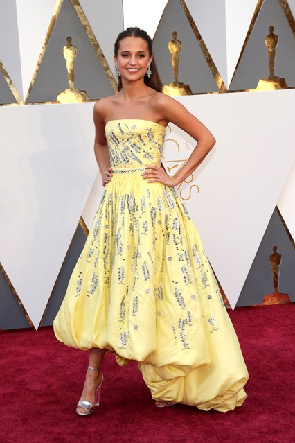 Alicia-Vikander-Oscars-2016-Red-Carpet-Louis-Vuitton-Vogue-28Feb16-Rex_b_426x639