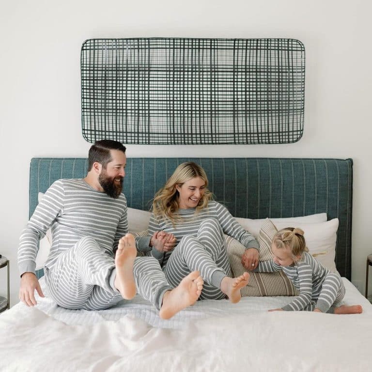 15+ Perfect Neutral Family Photo Outfits For Timeless Portraits